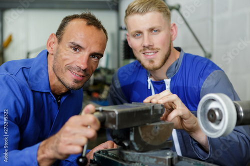 Fotografie machinist and apprentice posing