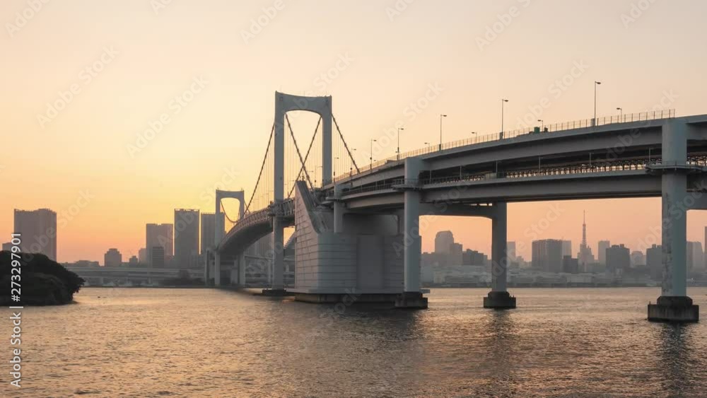 東京タイムラプス レインボーブリッジと東京タワー 日没から夜景 ズームアウト