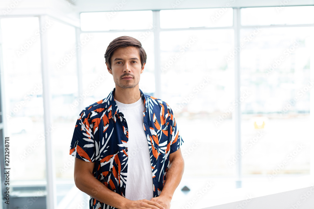 Obraz premium Young male businessman standing in a modern office