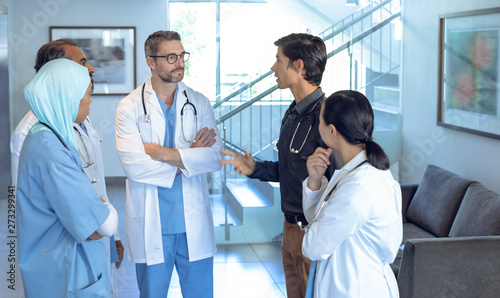 Obraz na plátne Medical team of doctors talking with each other in lobby