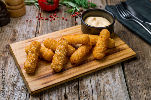 Fotografie fried Cheese sticks on the board