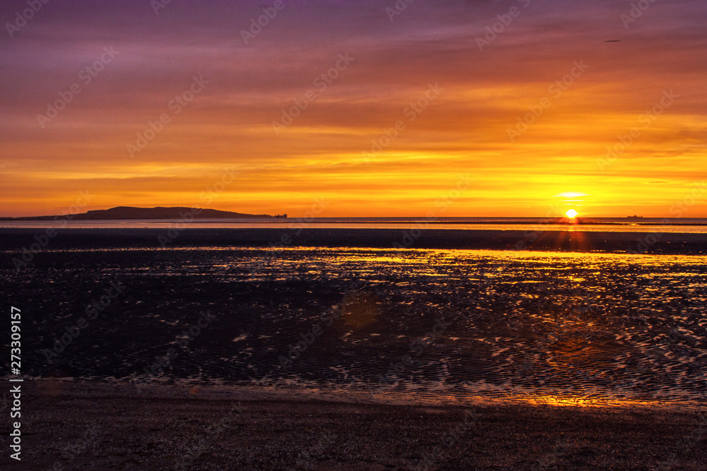 Fototapeta premium sunrise on coast line with horizon