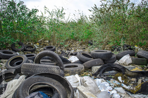 Foto Fly-tipped commercial waste, Cheshire, UK..