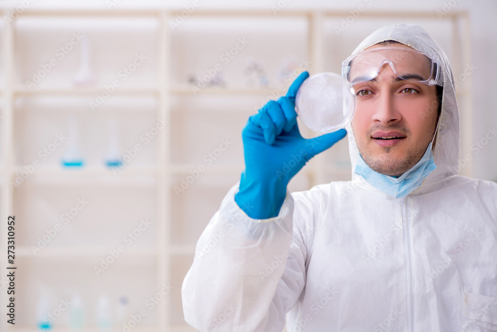 Naklejka premium Young male chemist working in the lab 