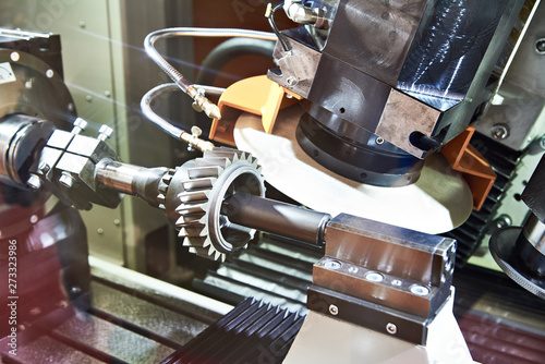 Fotografia Metalworking machine with grinding for gear