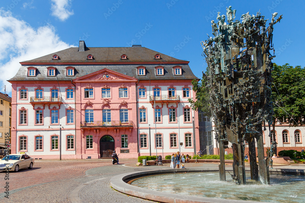 Mainz, Schillerplatz mit Fastnachtsbrunnen (rechts) und Bassenheimer Hof . 13.06.2019.