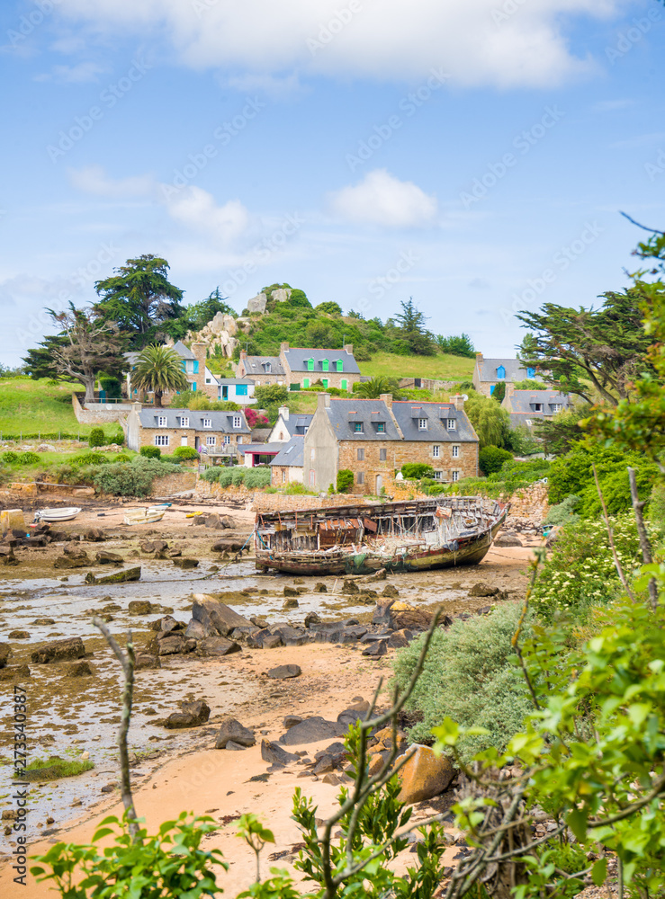 île de bréhat, ses maisons en pierre, plage à marées basse et un bateau échoué, côtes d'amor, Bretagne