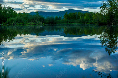 Fototapeta Naklejka Na Ścianę i Meble -  Reflet du ciel dans l'eau