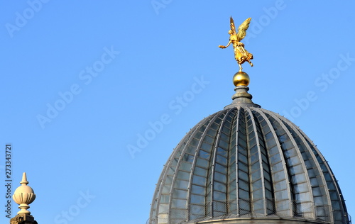 Hauptkuppel der Kunstakademie mit goldener Fama-Figur photo