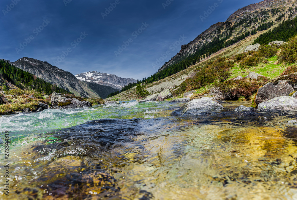 Bergbach am Lac de Suyen im Val dàzun Pyrenäen