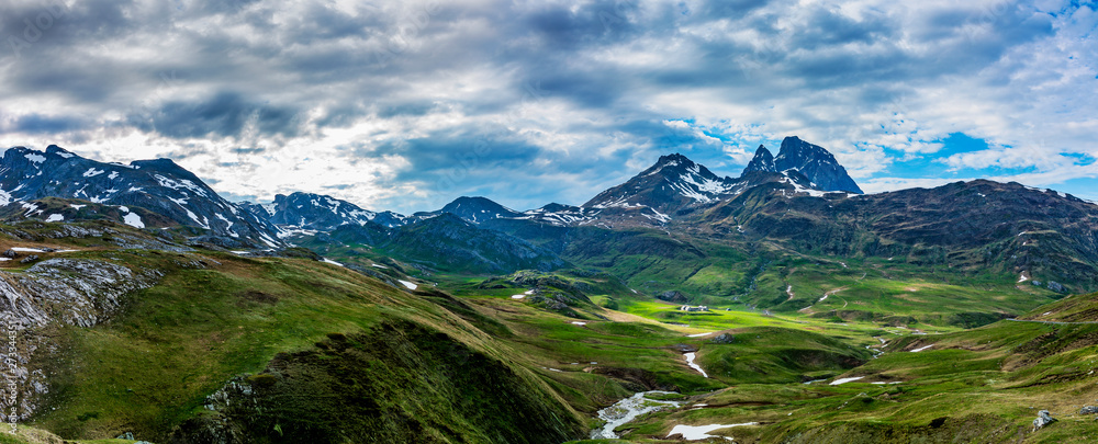 Fototapeta premium Landschaft beim Col du Pourtalet in den Pyrenäen Panorama