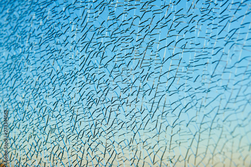 Quadro em tela broken laminated glass over blue sky. safety window