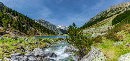 Bergbach am Lac de Suyen im Val dàzun Pyrenäen