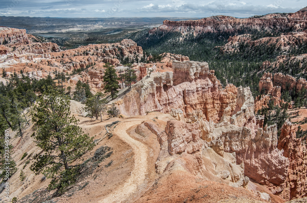 Canyon Hiking Trail:  A winding pathway follows the top of a rocky ridge in Bryce Canyon National Park.