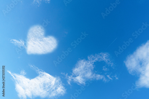bella nuvola a forma di cuore nel cielo azzurro photo