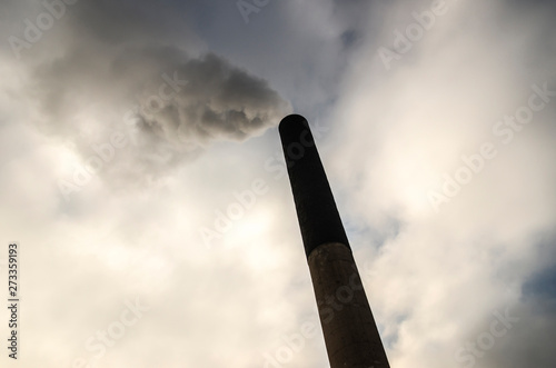 Foto Waste incinerator chimney, UK