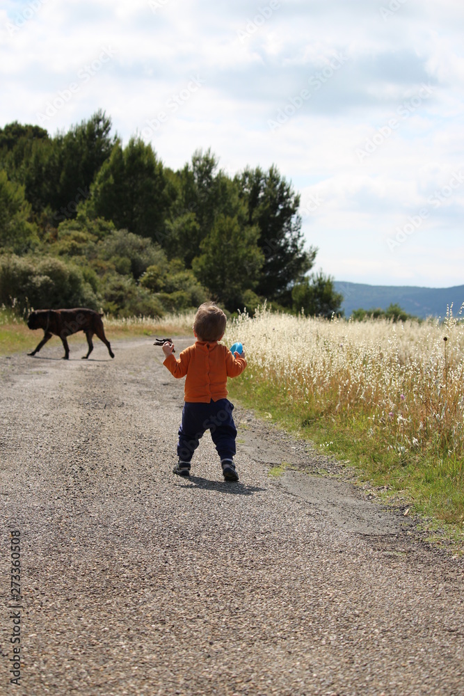 Fototapeta premium enfant qui marche