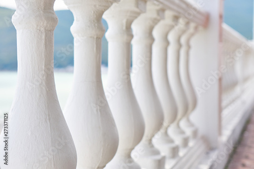 Fotografia Beautiful white fence of columns on the waterfront by the sea