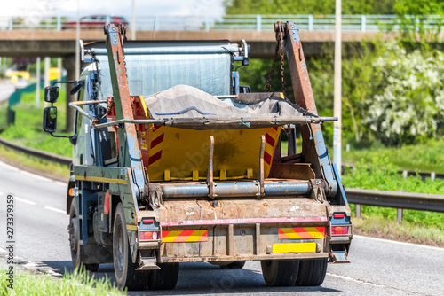 Fotografie skip lorry truck on uk motorway in fast motion