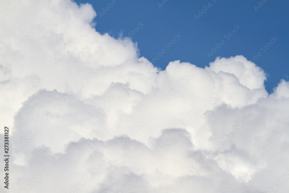 Wolken ziehen im Frühlings am Himmel vorüber. Wolken ziehen im Frühlings am Himmel vorüber.
