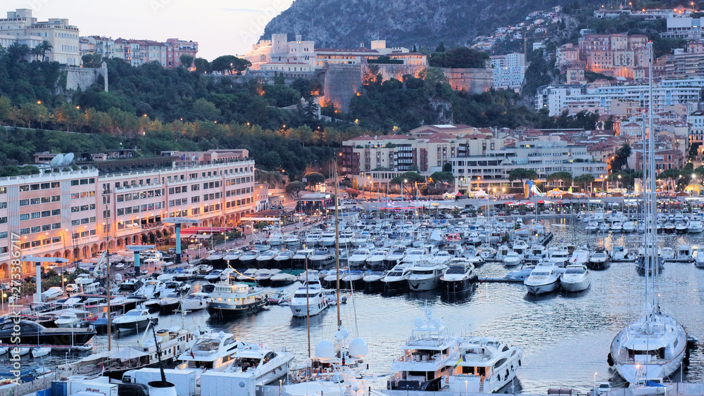 abendbeleuchtung in der stadt monaco,frankreich
