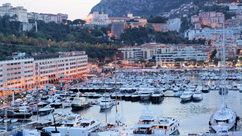 Obraz na płótnie abendbeleuchtung in der stadt monaco,frankreich w salonie