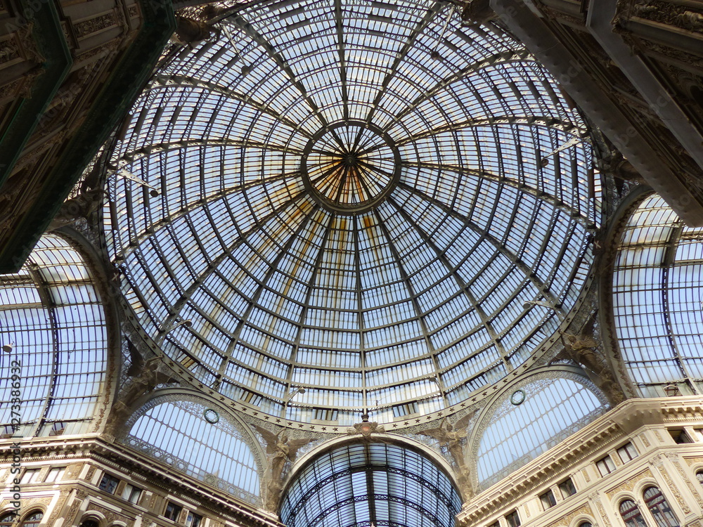 Cupola di vetro della Galleria Umberto I a Napoli in Italia.