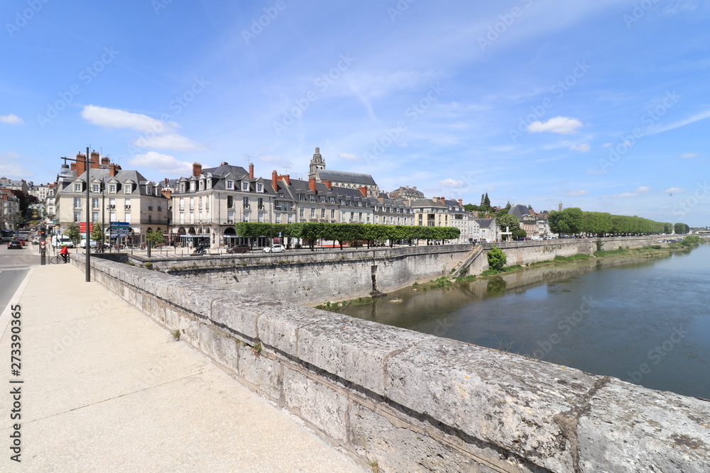 Blois (Francia) a orillas del río Loira