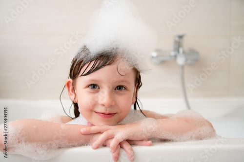 Fényképezés little girl in bath playing with foam