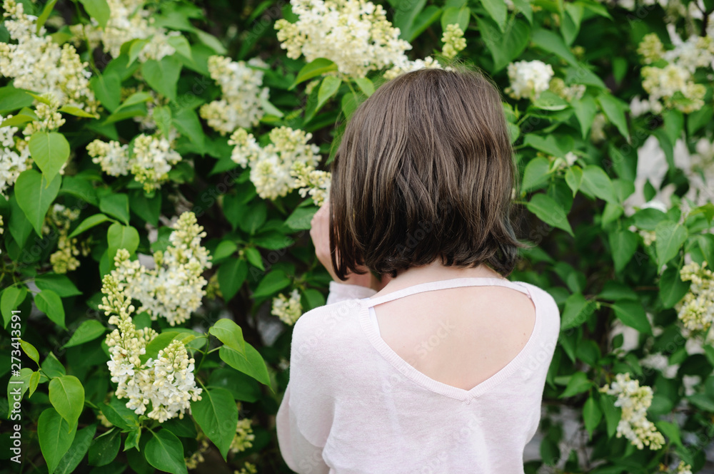 Fototapeta premium Teen girl near lilac