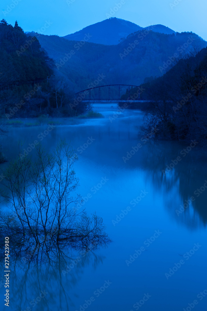 夜明けの青い時間帯の湖