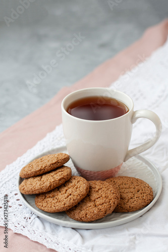 Fototapeta Naklejka Na Ścianę i Meble -  A tasty snack: a cup of tea and a plate of cookies.