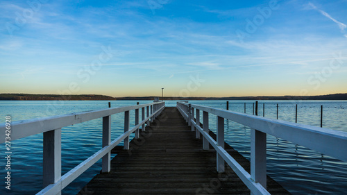 Fototapeta Naklejka Na Ścianę i Meble -  Seebrücke am Plauer See idyllische Landschaft