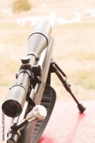 Rifle de caza calibre 22 con telescopio.