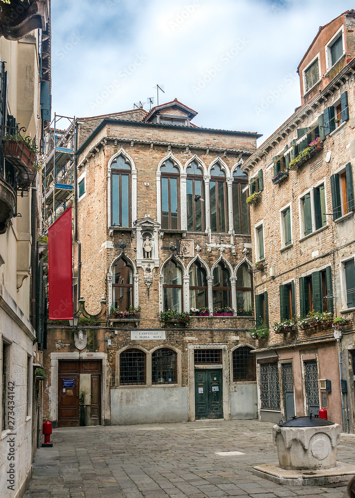 Fototapeta premium Italy, Venice. A small cozy and very authentic neighborhood - Campiello dei Squelini. Well in a small Square.