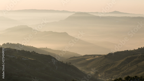 Sunrise on hills with haze in sicily, italy © Francois DAVID