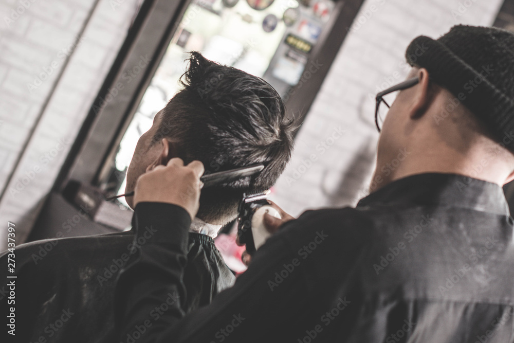Φωτογραφία rear view of barber man cutting his male costumer in barbershop