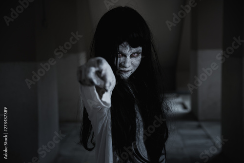 Canvastavla Woman ghost horror her finger point your face, halloween concept