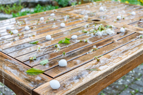 Konstfotografi Klimaveränderung Hagelschauer im Frühling im Garten