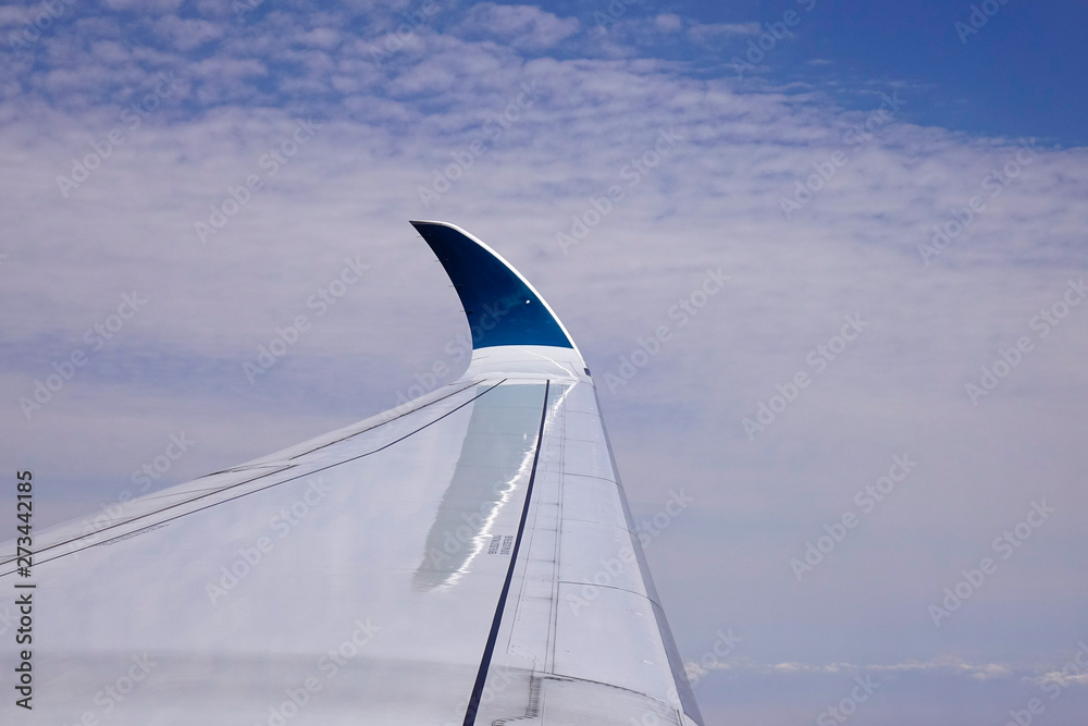 Obraz premium Airplane flying in blue sky
