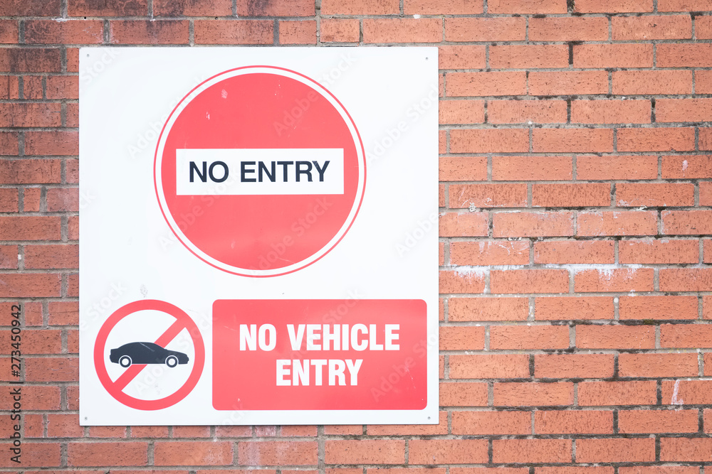 Obraz premium No vehicle entry sign on red brick wall