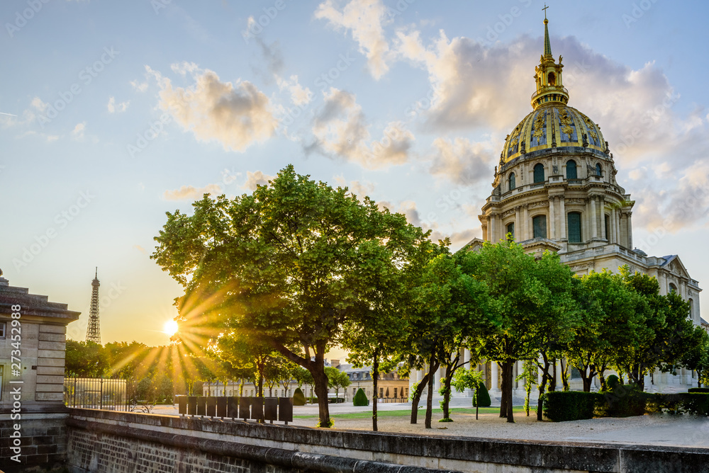 Sunbeams in front of the Dome of the Invalides (Hôtel des Invalides) and the Eiffel Tower in Paris