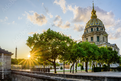 Sunbeams in front of the Dome of the Invalides (Hôtel des Invalides) and the Eiffel Tower in Paris