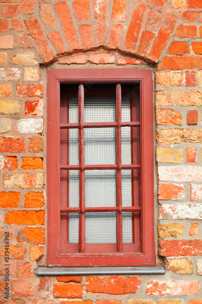 Alte Fenster mit Backsteinhauswand