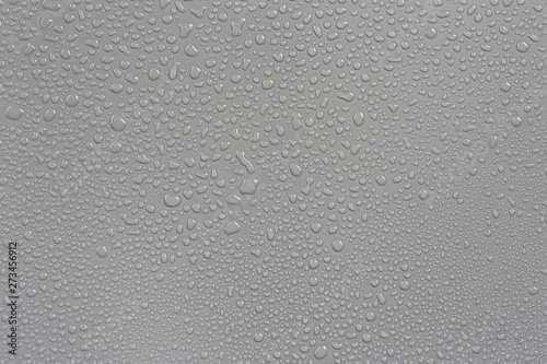 фотографія Rain on the hood, gray background car.