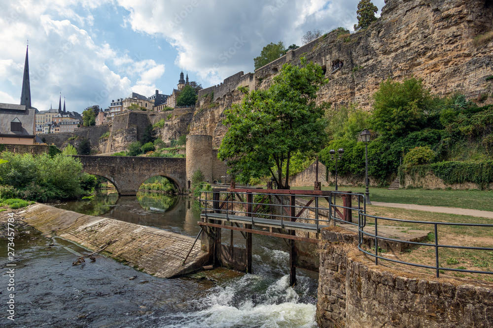 Obraz premium Weir Alzette river Luxembourg city with fortifications and stone bridge