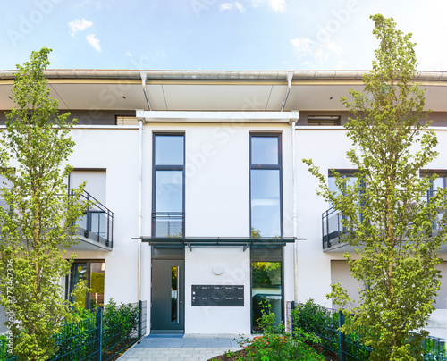 Canvastavla Moderne Neubau Immobilien, Eingang zu Mehrfamilienhaus in neuer Wohnanlage in de