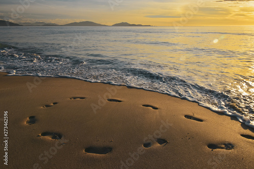 Obraz na płótnie footprints in the sand from the feet of a lost person. no way out of the situation. return to the be w salonie