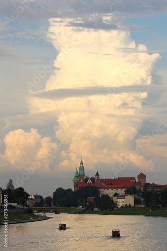 Ciekawa chmurka nad Wawelem, Kraków