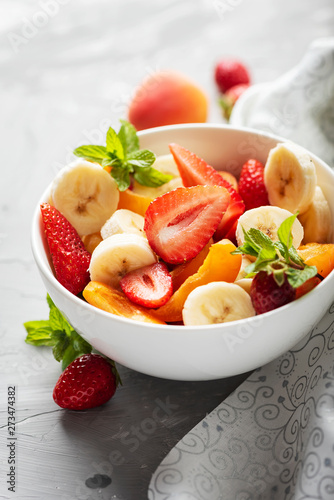 Картината върху платно Bowl of healthy fresh fruit salad
